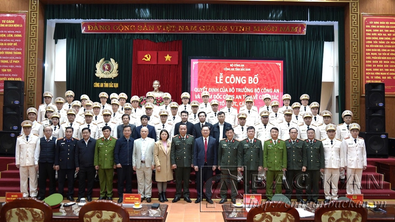 Đồng chí Bí thư Tỉnh uỷ chúc mừng Công an tỉnh Bắc Kạn hoàn thành sắp xếp tổ chức bộ máy mới và các đồng chí được bố trí, điều động.