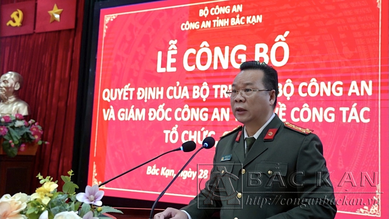 Đại tá Hà Văn Tuyên, Ủy viên Ban Thường vụ Tỉnh ủy, Bí thư Đảng ủy, Giám đốc Công an quán triệt các nghị định, thông tư và các quyết định về chức năng quyền hạn và tổ chức bộ máy