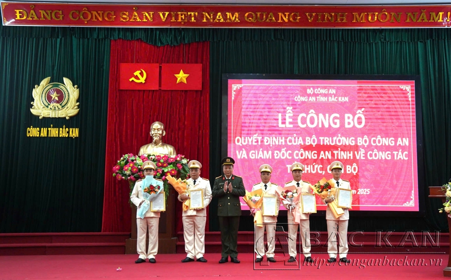 Đại tá Hà Văn Tuyên, Ủy viên Ban Thường vụ Tỉnh ủy, Bí thư Đảng ủy, Giám đốc Công an tỉnh trao quyết định bố trí, điều động đối với các đồng chí trưởng cấp huyện, cấp phòng.
