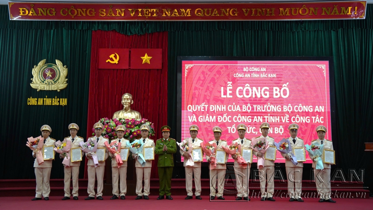 Đại tá. TS Nguyễn Thanh Tuân, Phó Giám đốc Công an tỉnh trao quyết định bố trí động đối với các đồng chí cấp phó