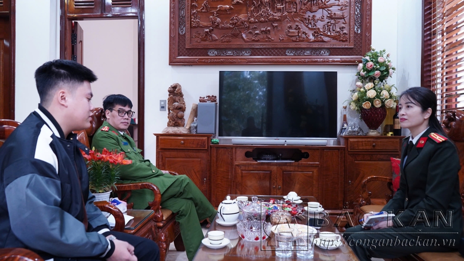 Công an phường Phùng Chí Kiên đến thăm gia đình và động viên tân binh trước khi lên đường nhập ngũ