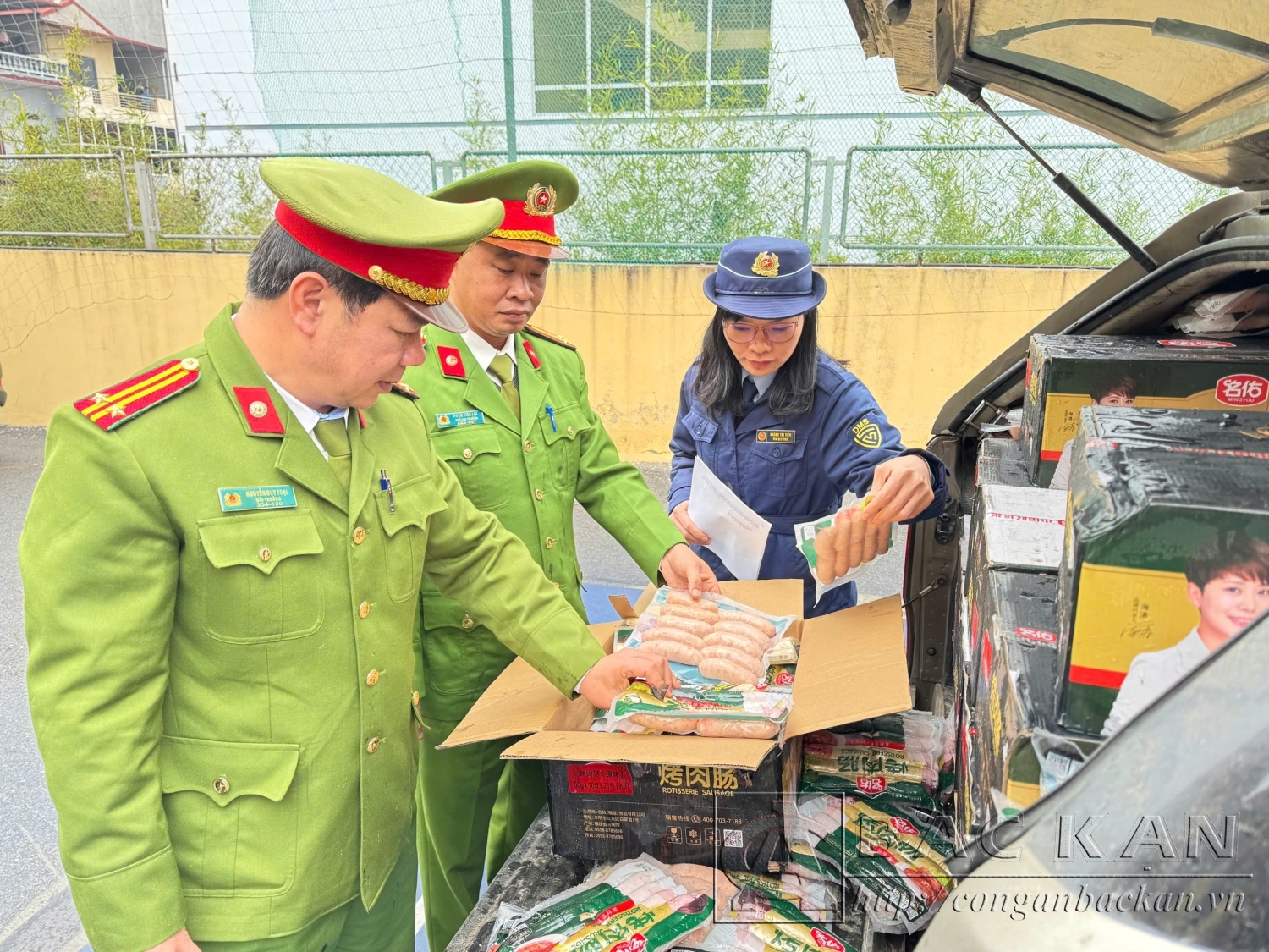 Lực lượng chức năng kiểm đếm hàng hoá