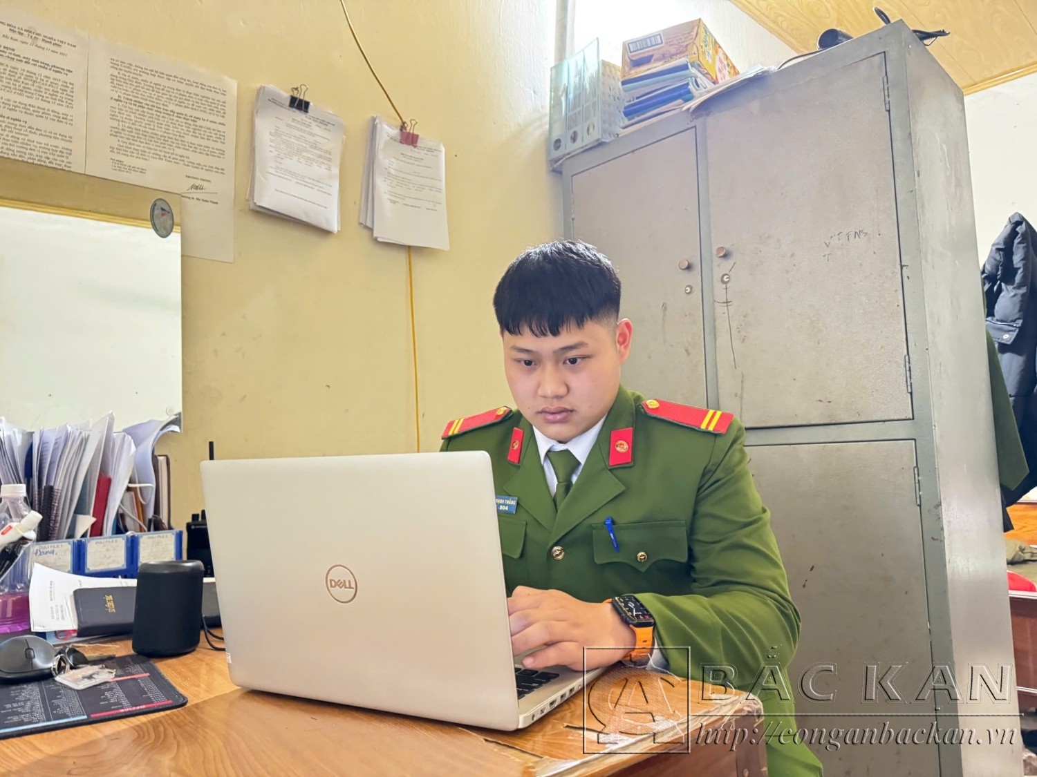 Trung sĩ Hoàng Mạnh Thắng luôn chủ động nghiên cứu học tập và nêu cao tinh thần trách nhiệm trong công việc