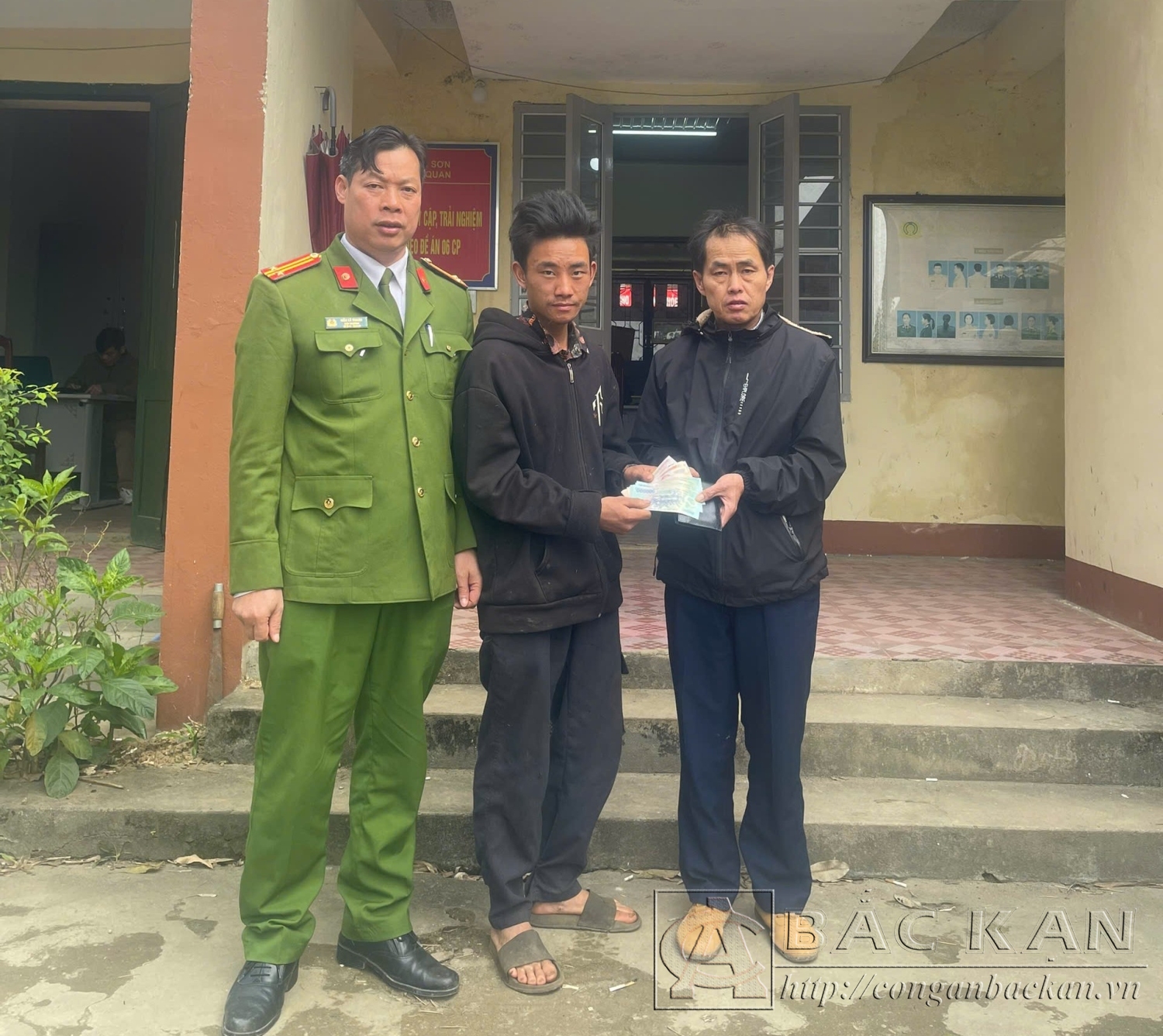 Anh Lý Văn Danh (đứng giữa) trao trả tài sản cho người đánh rơi