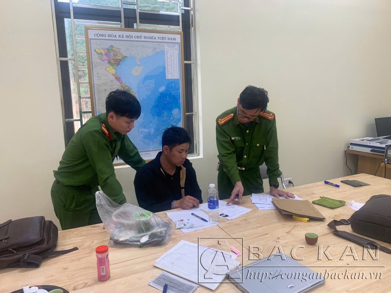 Công an xã Bộc Bố thực hiện các thủ tục bàn giao đối tượng cho Công an tỉnh Hà Giang