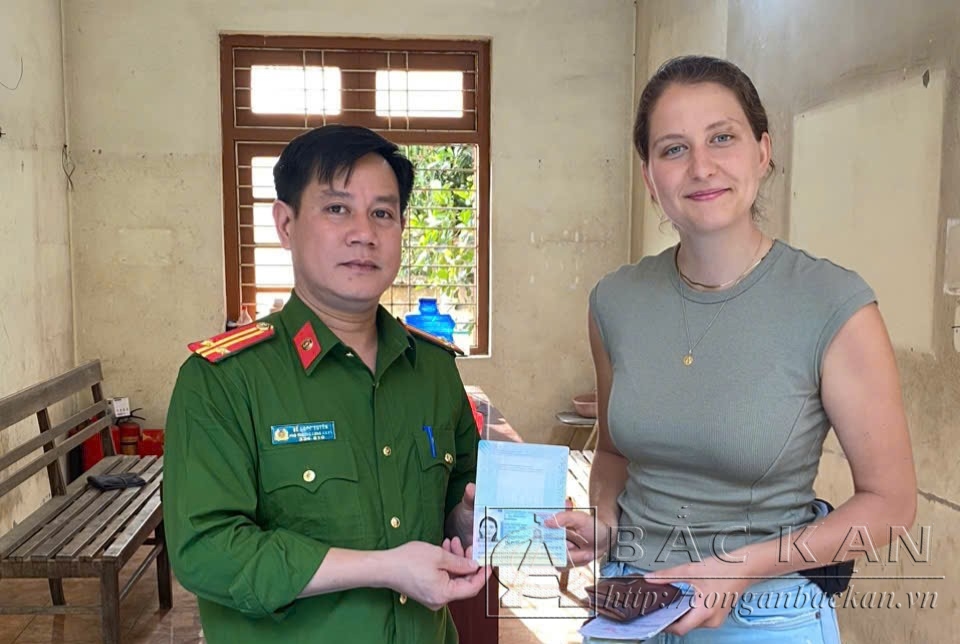 Công an xã Yến Dương huyện Ba Bể bàn giao tài sản cho du khách