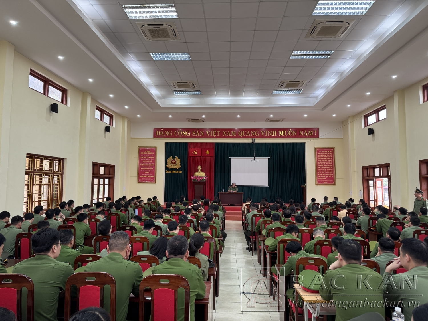 Ngay sau Lễ khai mạc các học viên được chia thành 2 lớp tổ chức tập huấn lý thuyết