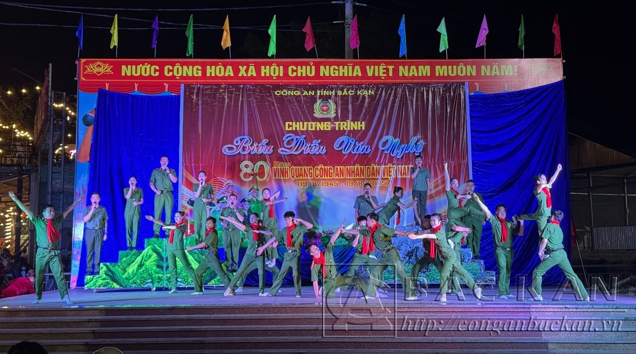 Biểu diễn văn nghệ phục vụ bà con nhân dân huyện Ba Bể