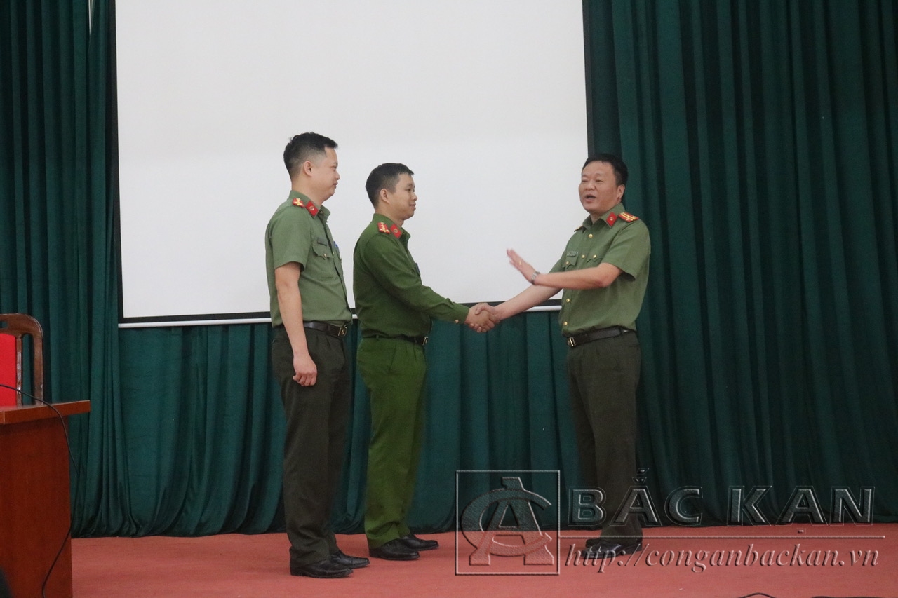 : Thực hành minh hoạ đối với các nội trong giao tiếp ứng xử.