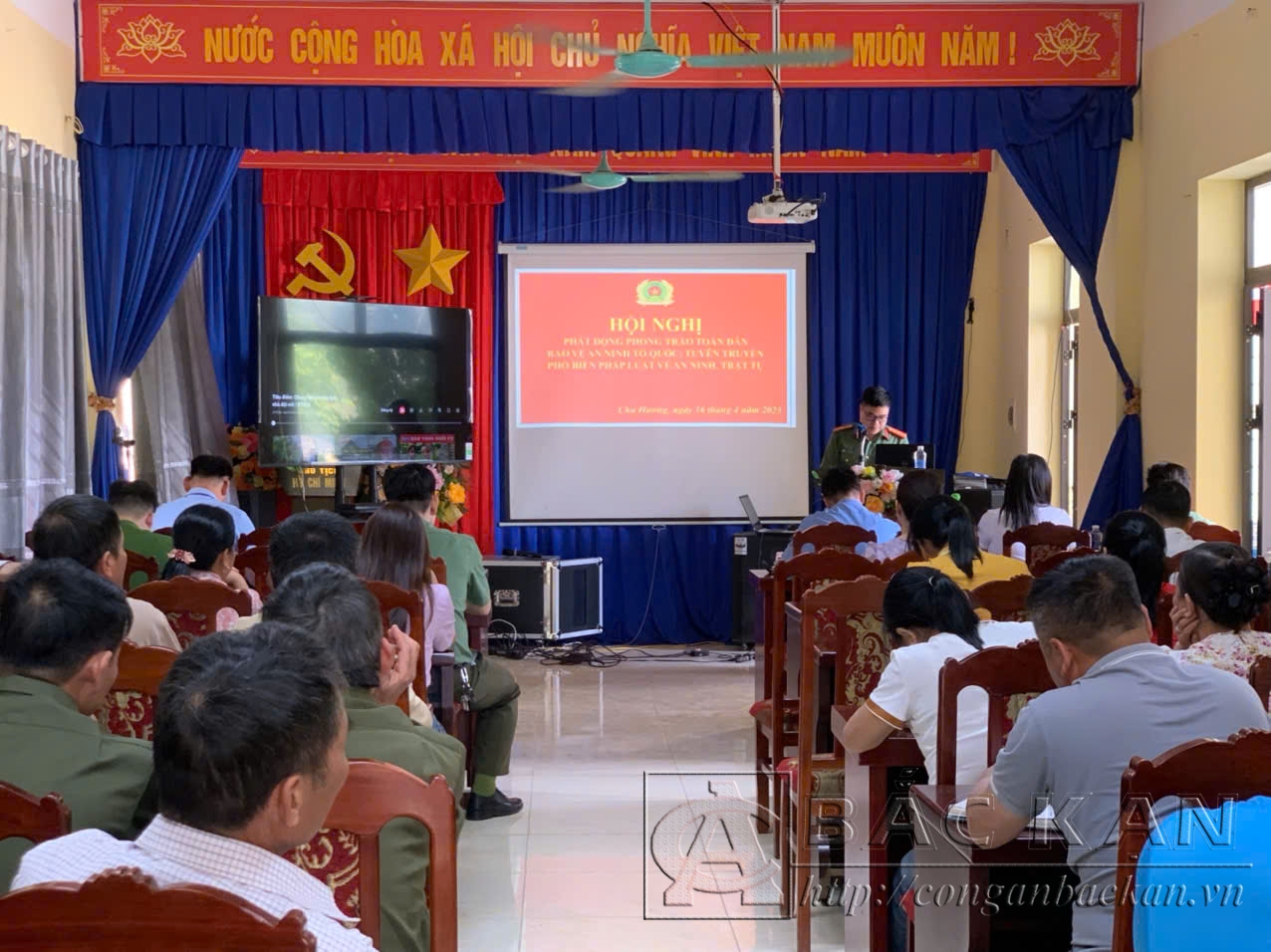 Đ/c Thiếu tá Tạ Đức Lâm - Phó Trưởng phòng Tham mưu, Công an tỉnh thông tin về tình hình ANTT trên địa bàn tỉnh và tuyên truyền về Luật lực lượng tham gia bảo vệ ANTT ở cơ sở…