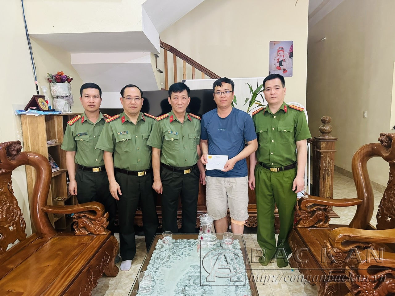 Đại tá Hà Trọng Trung, Phó Giám đốc Công an tỉnh cùng đoàn công tác thăm hỏi, động viên CBCS bị thương khi tham gia chữa cháy