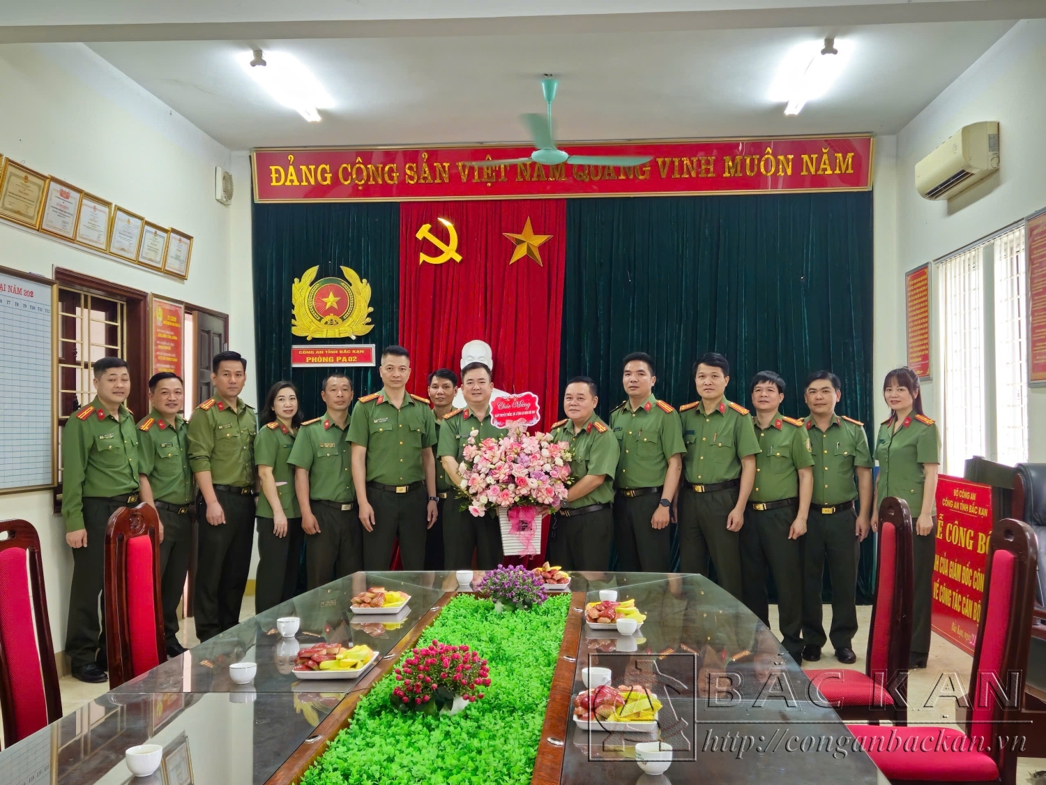 Đồng chí Đại tá Thăng Quang Huy - Phó Giám đốc Công an tỉnh và lãnh đạo các đơn vị Khối An ninh tặng hoa chúc mừng ngày truyền thống lực lượng An ninh nội địa