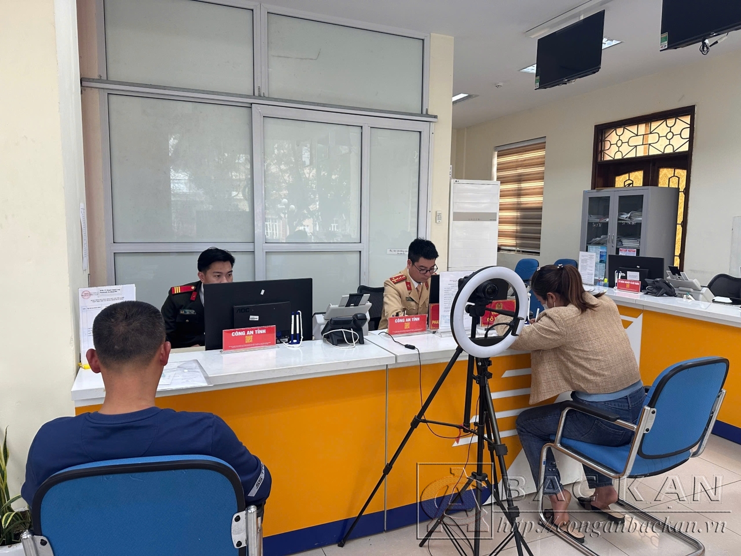 Cán bộ phòng CSGT Công an tỉnh hướng dẫn người dân thực hiện thủ tục cấp, đổi giấy phép lái xe